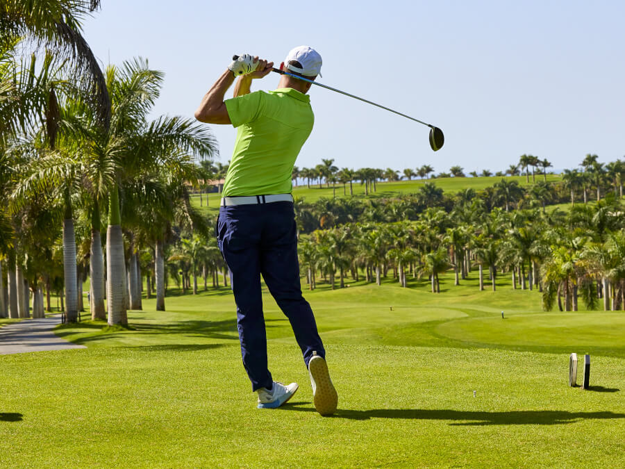 ゴルフを楽しむ人