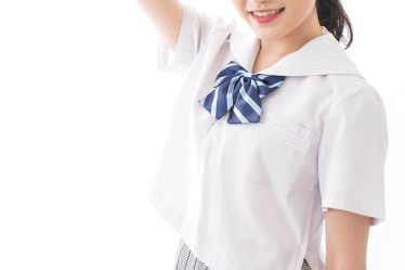 手を上げる中学生