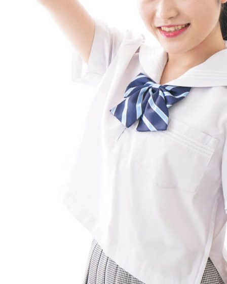 手を上げる中学生