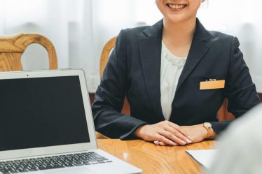 保険相談窓口の女性