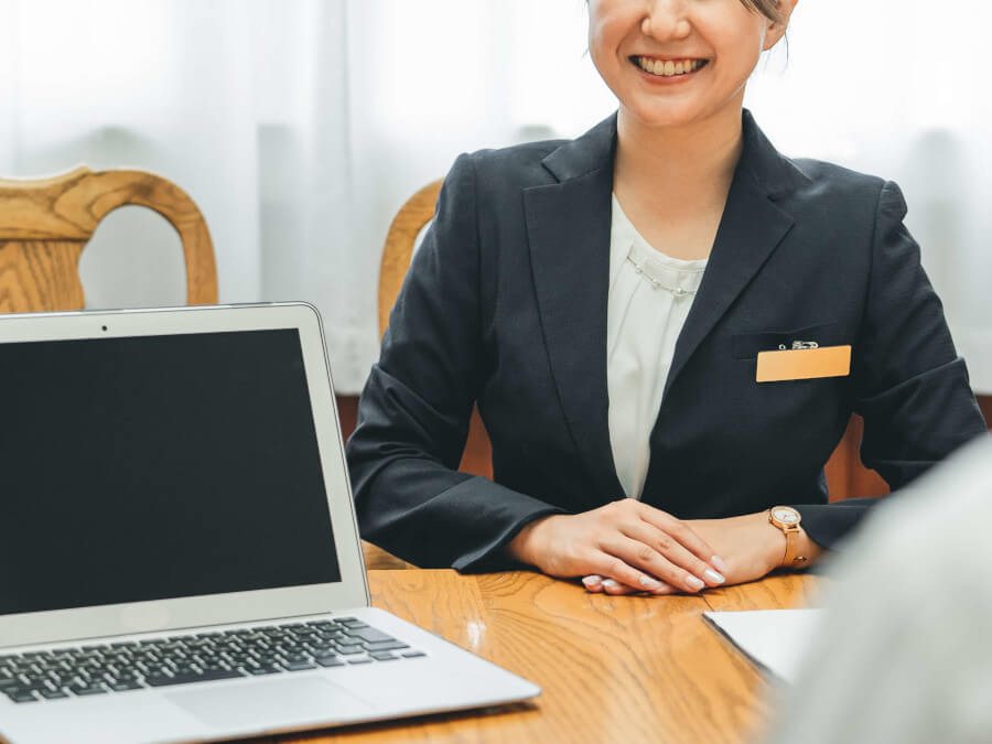 保険相談窓口の女性